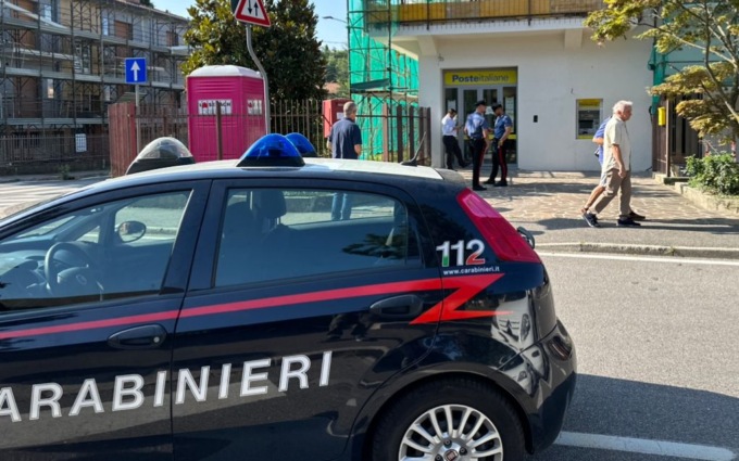 Rapina alle Poste di via Lochis a Mozzo, impiegata minacciata con pistola colta da malore