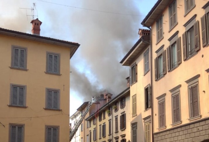 Incendio in via Moroni, il giallo delle cause (forse un cortocircuito) e dei rinforzi arrivati troppo tardi