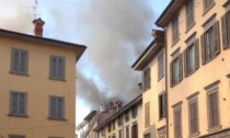 Brucia un edificio in via Moroni: colonna di fumo e strade chiuse al traffico