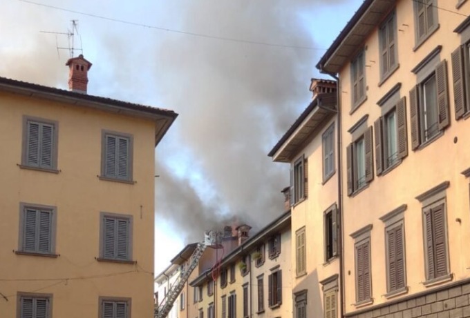Brucia un edificio in via Moroni: colonna di fumo e strade chiuse al traffico
