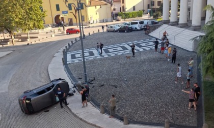 Per scappare dalla polizia locale si ribalta con l'auto nella piazza di Ghisalba