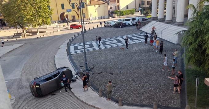 Per scappare dalla polizia locale si ribalta con l’auto nella piazza di Ghisalba