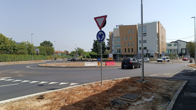 Traffico a Pontesecco, ora si smussa pure la rotonda di Valtesse (ma i birilli tornano o no?)