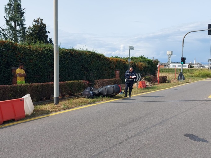 Treviglio, tampona l’auto ferma al semaforo rosso con lo scooter: grave un 61enne