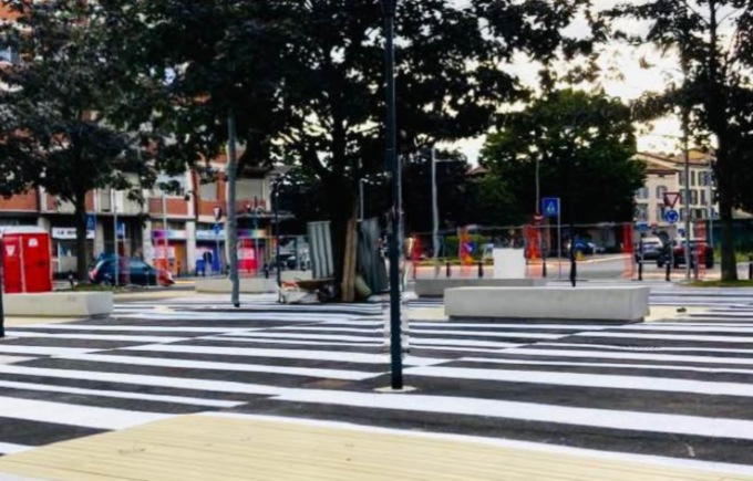 Forza Italia sbeffeggia la piazzetta di via Baschenis. L’assessore Brembilla: «Moderna e innovativa»