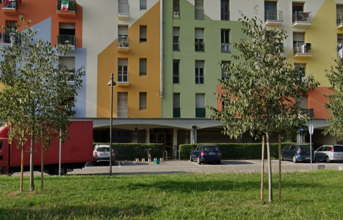 Aggredisce donna delle pulizie e le rompe il naso: arrestato 38enne