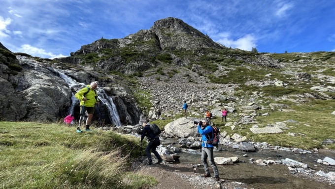 Al rifugio Curò con gambe artificiali: quattro escursionisti dimostrano che tutto è possibile
