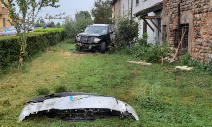 Auto sfonda la siepe e finisce contro il muro di una cascina a Calcio, rabbia e paura tra i residenti