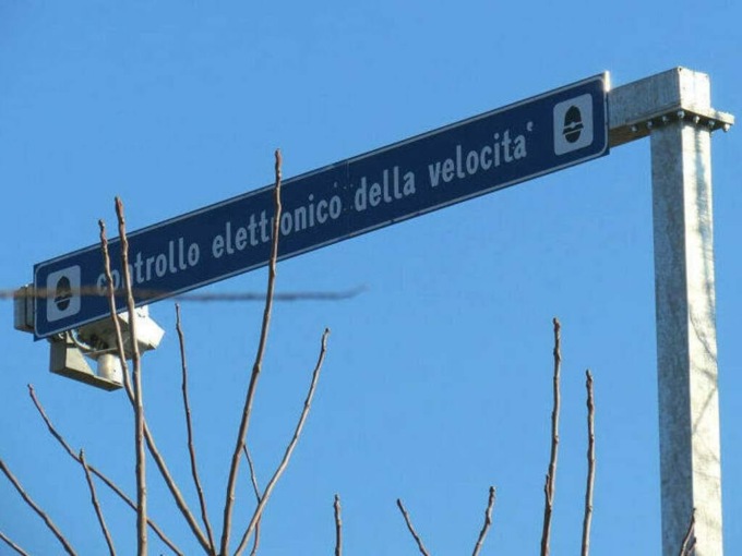 Demolito a sprangate l’autovelox sull’Asse a Bonate Sotto: si era attirato l’odio sui social