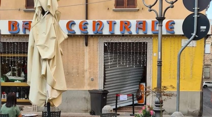 Usano l’auto come ariete e sfondano la cler: svaligiato il bar Centrale a Caravaggio