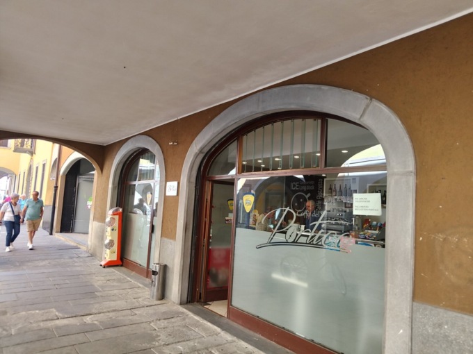 Bar svaligiato a pranzo, titolare sconsolato: «A Romano i furti sono all’ordine del giorno»
