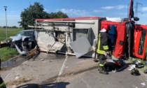 Camion dei Vigili del fuoco si ribalta a Bariano: soccorsi sei feriti, nessuno grave