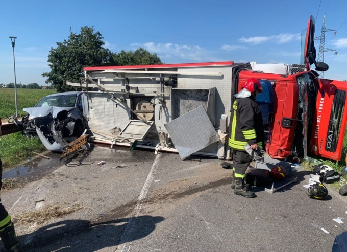 Camion dei Vigili del fuoco si ribalta a Bariano: soccorsi sei feriti, nessuno grave