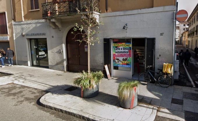 Spacca a martellate il distributore di snack a Bergamo in via Moroni e fugge senza merce