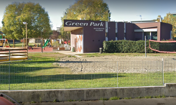 Picchiato dal branco al Green Park di Osio Sotto: ferito giovane padre, fuggiti i colpevoli