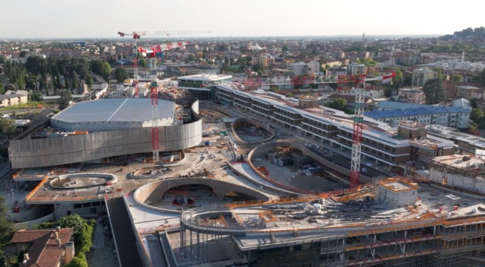 Posata la «facciata dinamica» dell’Arena di Chorus Life. Il quartiere ultimato a inizio 2024