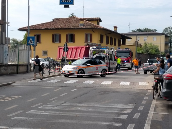Donna in bici investita a Cologno: gravi traumi alle gambe, interviene l’elisoccorso