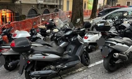 Stallo unico per le moto in Piazza Mercato del Fieno, la richiesta: «Create nuovi posti»