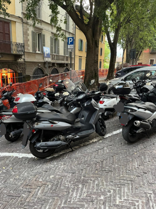 Stalli moto in piazza Mercato del Fieno, Zenoni: «Non li amplieremo, altri posti sulle Mura»