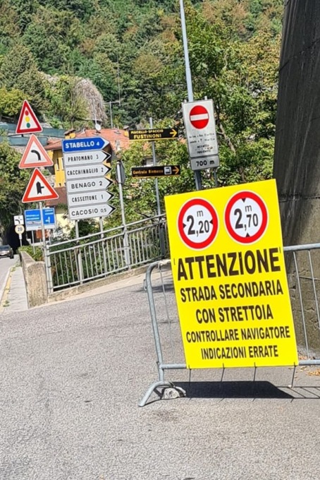 Bus e camion incastrati a Stabello per un’indicazione sbagliata di Google. Il Comune mette un cartello