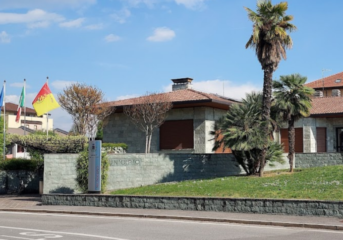 Tentano furto al municipio di Orio, ma si devono accontentare delle merendine