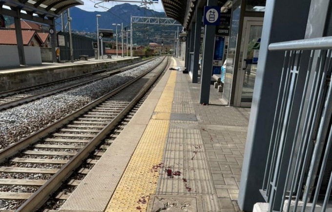 Accoltellato alla stazione di Calolziocorte, morto un 23enne all’ospedale a Lecco