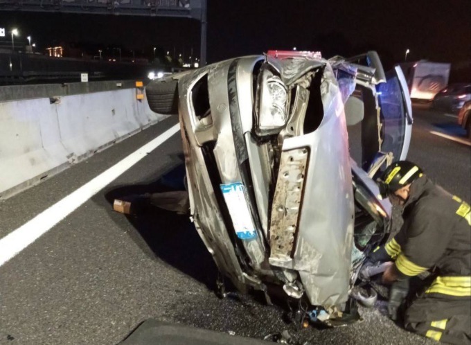 Macchina si ribalta in autostrada tra Dalmine e Bergamo, 58enne ferito (ma non è grave)