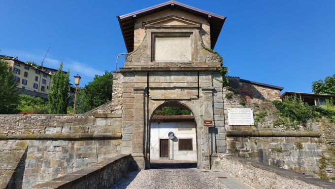 La magia della nuova Ztl di Valverde a Bergamo: lo scavalco di Città Alta c’è e non c’è
