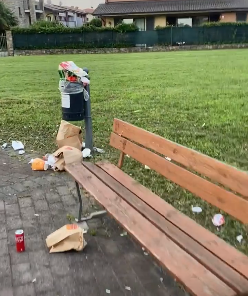 L’ultimatum a Verdello: «Basta schiamazzi e rifiuti, o facciamo togliere le panchine»
