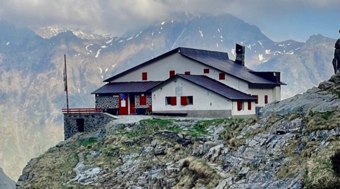 Uomo di sente male in montagna, rifugista del Merelli al Coca lo salva con il defibrillatore