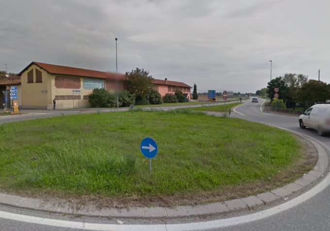 Si schianta ubriaco contro il guardrail, poi dal portafoglio gli cadono cinque buste di cocaina