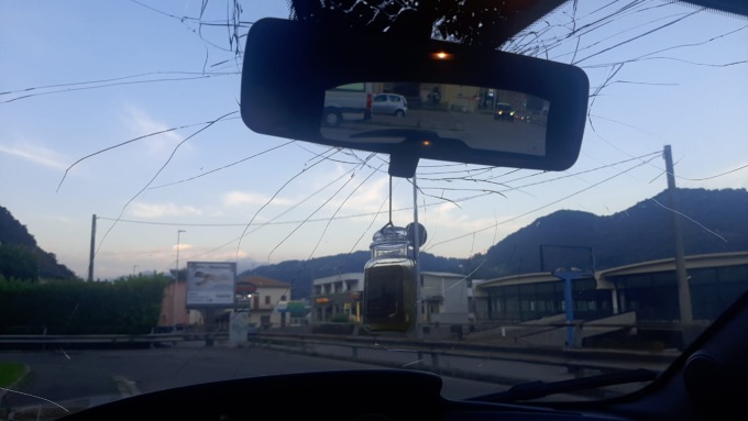 «Un tizio lancia sassi dal cavalcavia». Serata di follia tra Gazzaniga e Albino