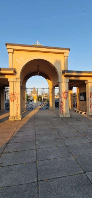 Scritte no-vax sulle mura del cimitero di Capriate: la condanna del sindaco