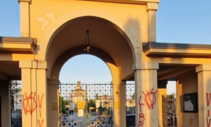 Scritte no-vax sulle mura del cimitero di Capriate: la condanna del sindaco