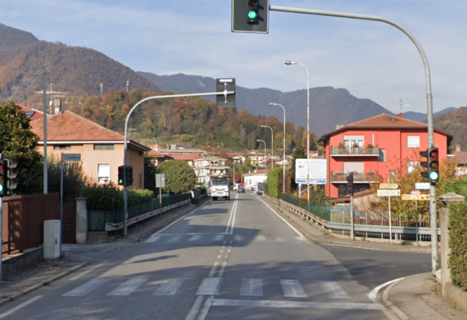 Folle corsa ad Almenno San Salvatore, poi si schianta contro due auto e si ribalta