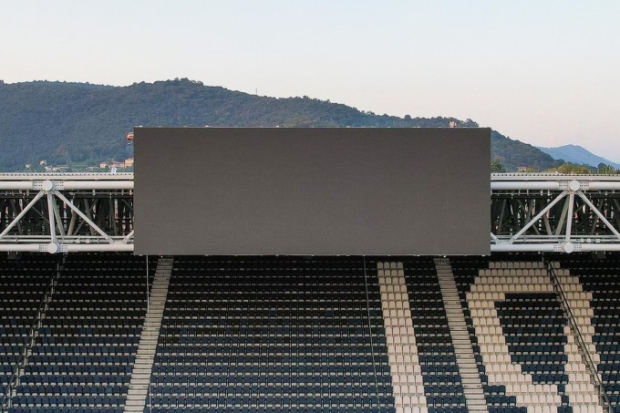 Montato il primo tabellone del nuovo Gewiss Stadium: è grande 70 metri quadrati!