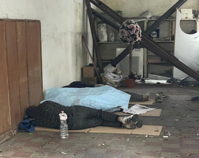 Tre senzatetto pregiudicati in un box a Romano. I proprietari: «Siamo indignati»