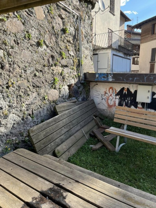 Vandali al parco giochi di Schilpario: rifiuti, tavoli rotti e sporcizia sparsa ovunque