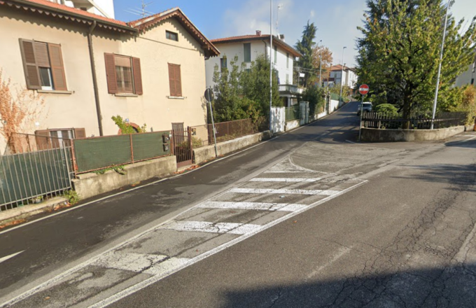 Scontro tra auto e bici a Ponte San Pietro in via Merena: ferito 17enne