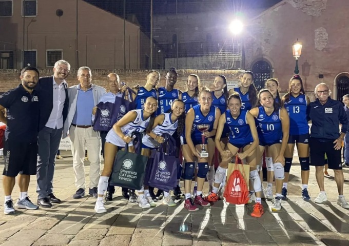 Le ragazze del Cus Bergamo trionfano al torneo di pallavolo internazionale San Giacomo dell’Orio
