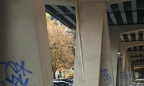 Cadono ancora calcinacci dal viadotto di Boccaleone: chiuso un tratto di strada