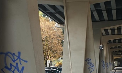 Cadono ancora calcinacci dal viadotto di Boccaleone: chiuso un tratto di strada