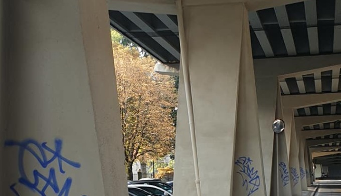 Cadono ancora calcinacci dal viadotto di Boccaleone: chiuso un tratto di strada