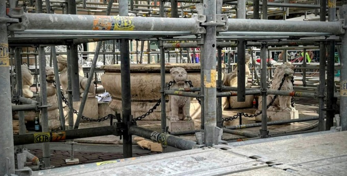 Piazza Vecchia resta senza fontana per tre settimane