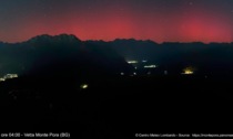 L'aurora boreale rossa danza sulle nostre montagne: immortalata dalla webcam del Monte Pora