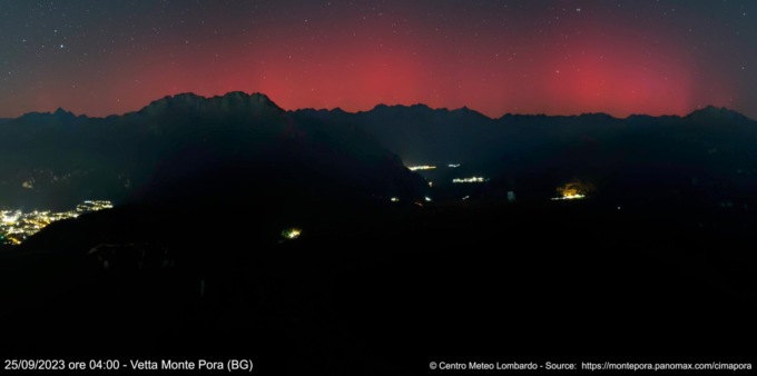 L’aurora boreale rossa danza sulle nostre montagne: immortalata dalla webcam del Monte Pora