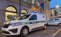 Convocato dai vigili di Treviglio per abbandono di rifiuti, si presenta con l'auto non assicurata