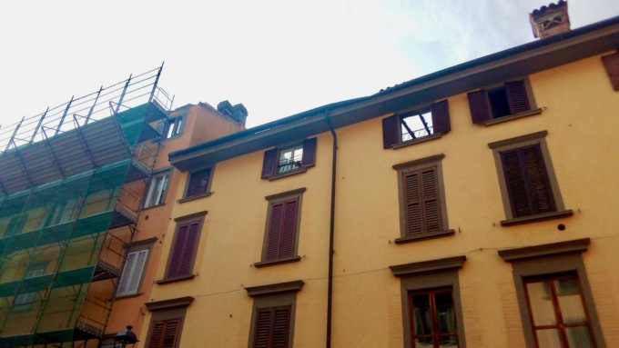 «Quando torneremo a casa?»: l’angoscia degli sfollati dopo il rogo di via Moroni