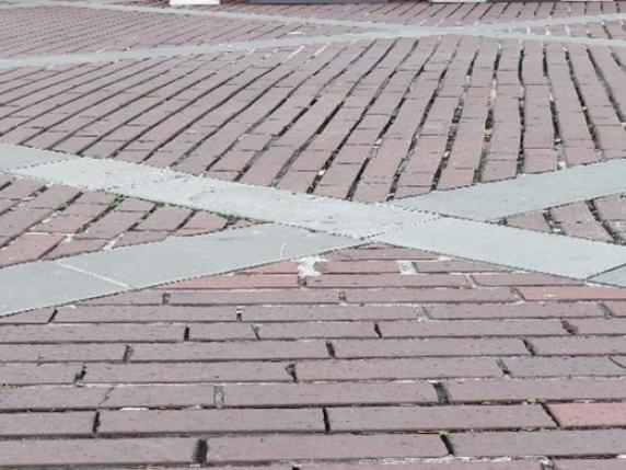 La piramide verde non ha rovinato Piazza Vecchia: «Riconsegnata in perfetto ordine»