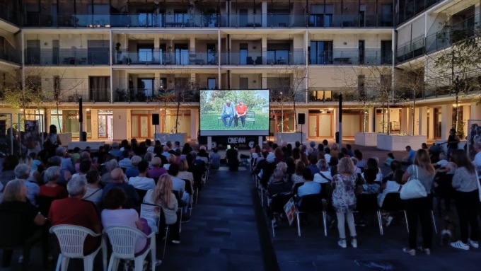 Le emozioni degli abitanti del Villaggio degli Sposi dopo aver visto il film sul quartiere